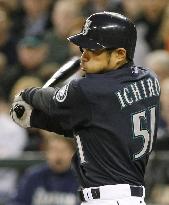 Mariners' Ichiro sets new 3,087 career-hits record