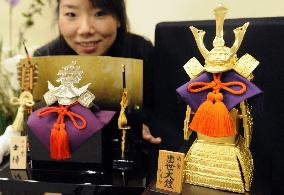 6.4-mil.-yen mini golden samurai armor showcased in Ginza