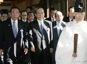 87 parliamentarians visit Yasukuni Shrine in biannual event