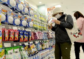 Officials, public gear up for possible swine flu in Japan