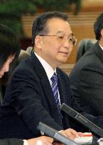 Japan's Aso, China's Wen hold talks amid global crises