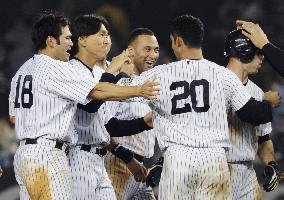 N.Y. Yankees beat L.A. Angels 10-9