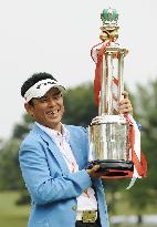Hiratsuka gets emphatic win at Chunichi Crowns golf tournament