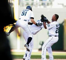 Mariners beat Athletics 8-7