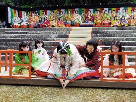 Heroine of Kyoto's Aoi Festival purifies herself
