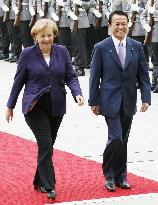 Aso meets with Merkel in Berlin