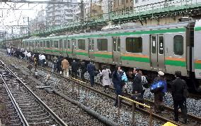 Some 6,000 walk along tracks after Yokosuka Line service suspended