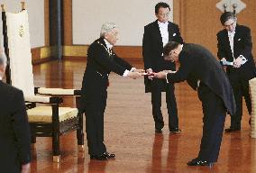 Emperor hands out gov't spring decorations at Imperial Palace