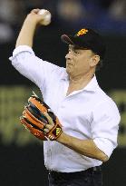 Tom Hanks throws ceremonial 1st pitch in Tokyo