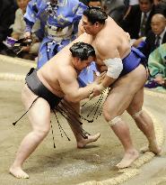 Asashoryu wins over Tamanoshima at summer sumo