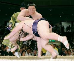 Hakuho tosses down Takekaze to remain perfect at summer sumo