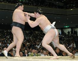 Harumafuji remains perfect at summer sumo