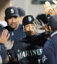 Ichiro hits 2 homers to lead Mariners over Red Sox