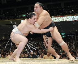 Hakuho, Harumafuji still undefeated at summer sumo