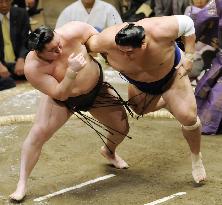 Hakuho, Harumafuji still undefeated at summer sumo