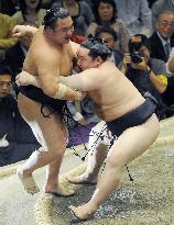 Yokozuna Asashoryu beats ozeki Chiyotaikai at summer sumo