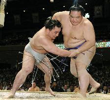No change at the top as Hakuho, Harumafuji win at summer sumo