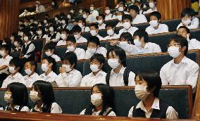 New-flu infections hit 135 in Japan, Aso seeks calm response