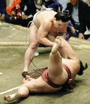Ozeki Harumafuji remains unbeaten at summer sumo