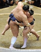 Hakuho unstoppable to stay in share of lead at summer sumo