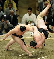 Hakuho drops Harumafuji to take sole lead at summer sumo