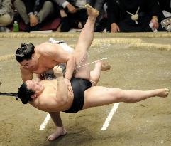 Asashoryu loses to Harumafuji at summer sumo