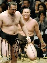Hakuho defeated by Kotooshu at summer sumo