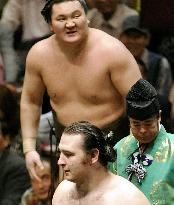 Hakuho defeated by Kotooshu at summer sumo