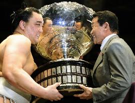 Harumafuji claims 1st title at summer sumo