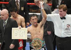 Naito gets decision over Xiong in defense of WBC title