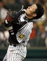 Hanshin catcher Kano misses pop fly