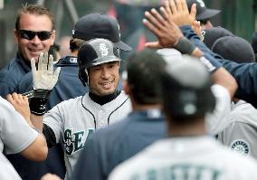 Ichiro runs hit streak to 24 games