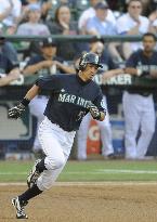Ichiro extends hitting streak to 25 games