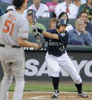 Ichiro extends hitting streak to 25 games