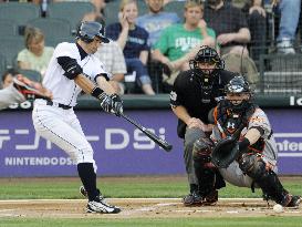 Ichiro makes record hitting streak