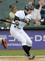 Ichiro makes record hitting streak