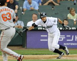 Ichiro makes record hitting streak