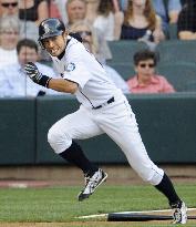 Ichiro makes record hitting streak