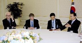 Bosworth, Steinberg hold talks with S. Korean president