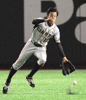 Giants centerfielder Suzuki in action vs Hawks