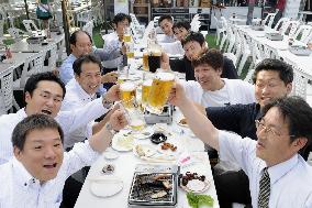 People enjoy beer under hot weather