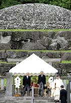 Emperor Akihito, Empress Michiko visit mausoleum of Emperor Showa