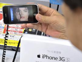 Softbank Mobile releases Apple's new iPhone in Japan
