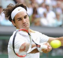 Federer marches into last 16 at Wimbledon tennis