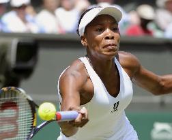 Venus Williams makes round four
