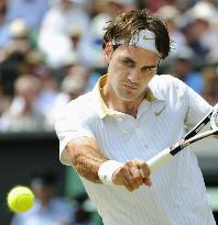 Federer marches into quarterfinals at Wimbledon