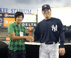 Matsui visited by Olympic softball gold medalist