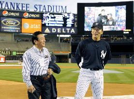 Matsui meets his father before game