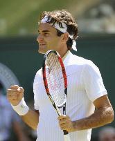 Federer marches into semifinals at Wimbledon