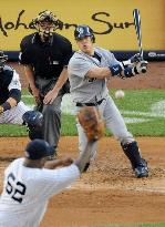 Seattle catcher Jojima hits single vs Yankees